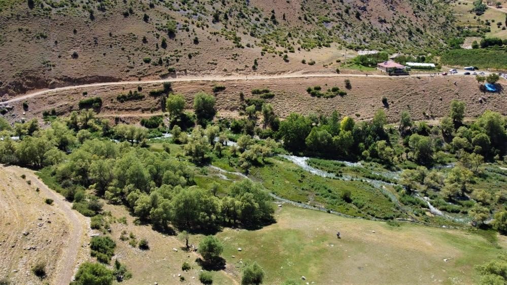 Doğa harikası şelaleye hayat veren gözeler keşfedilmeyi bekliyor