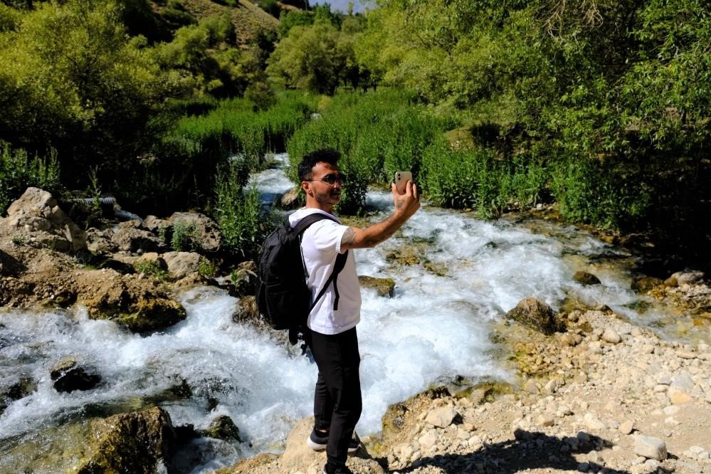 Doğa harikası şelaleye hayat veren gözeler keşfedilmeyi bekliyor