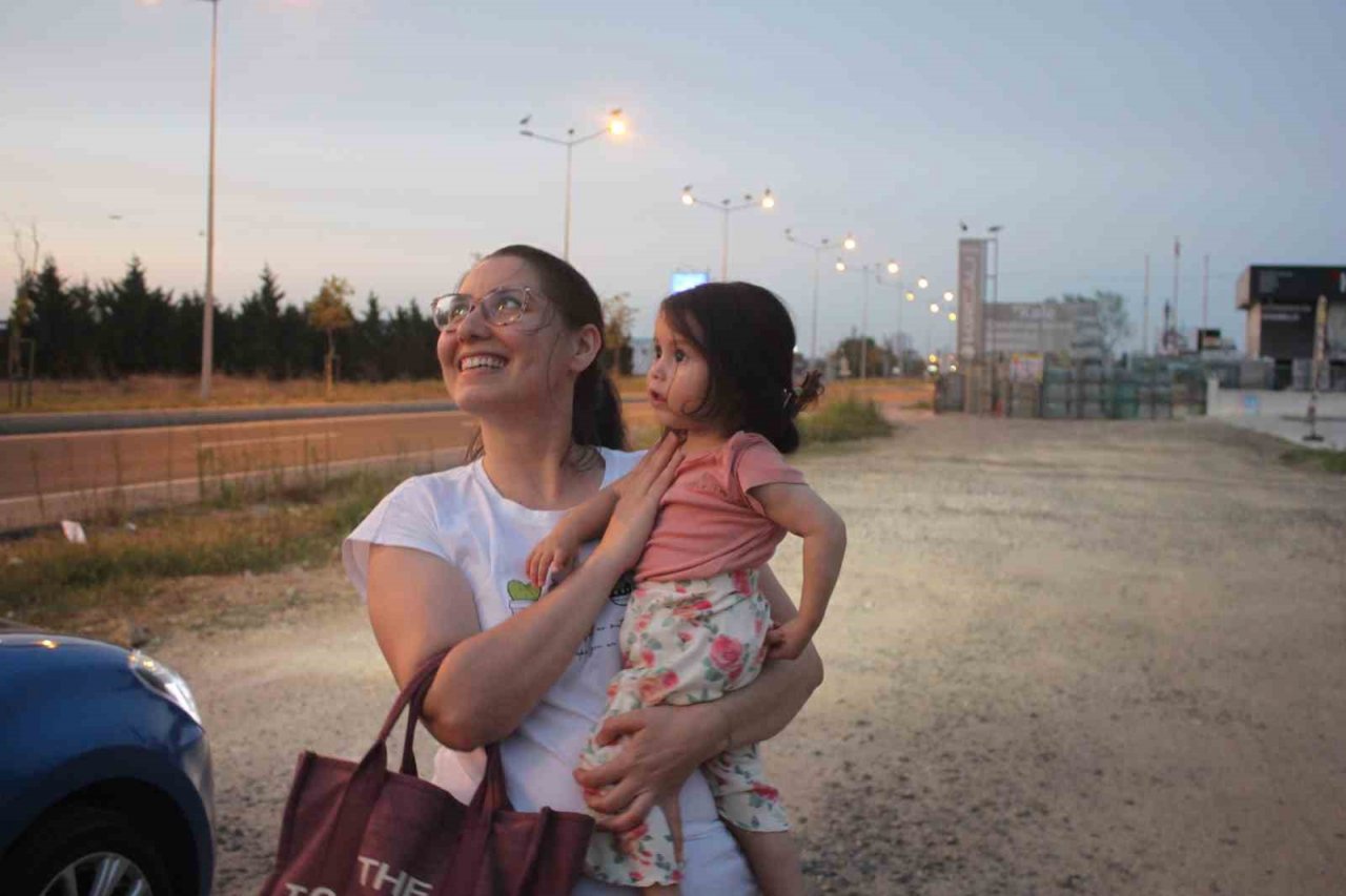 Binlerce kilometreden geldiler, aydınlatma direklerini süslediler