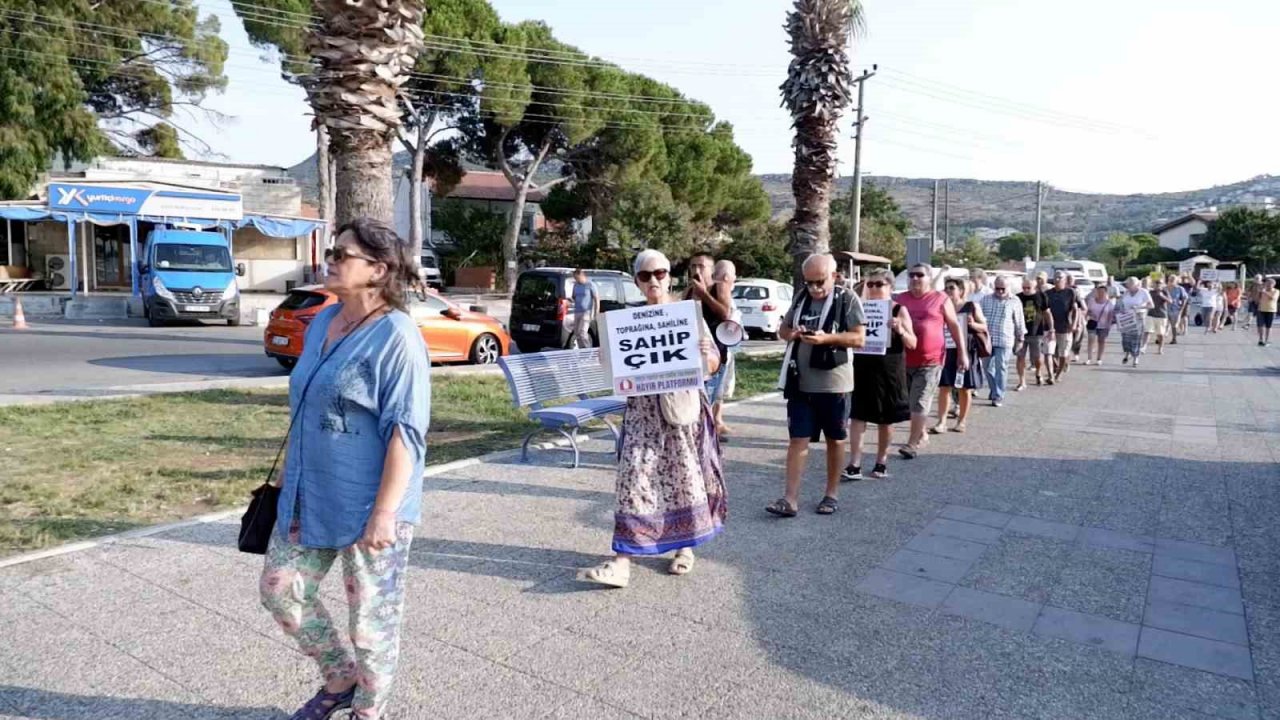 Foça’da deniz ve kıyı kirliliği protestosu