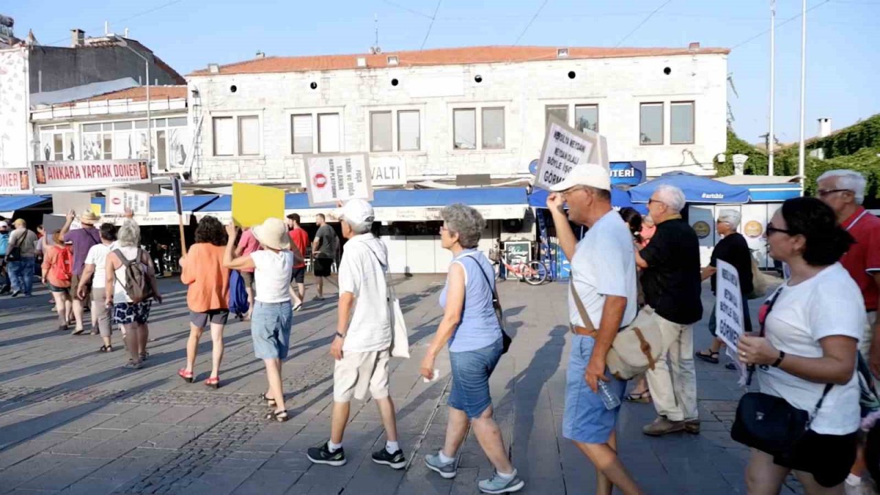Foça’da deniz ve kıyı kirliliği protestosu