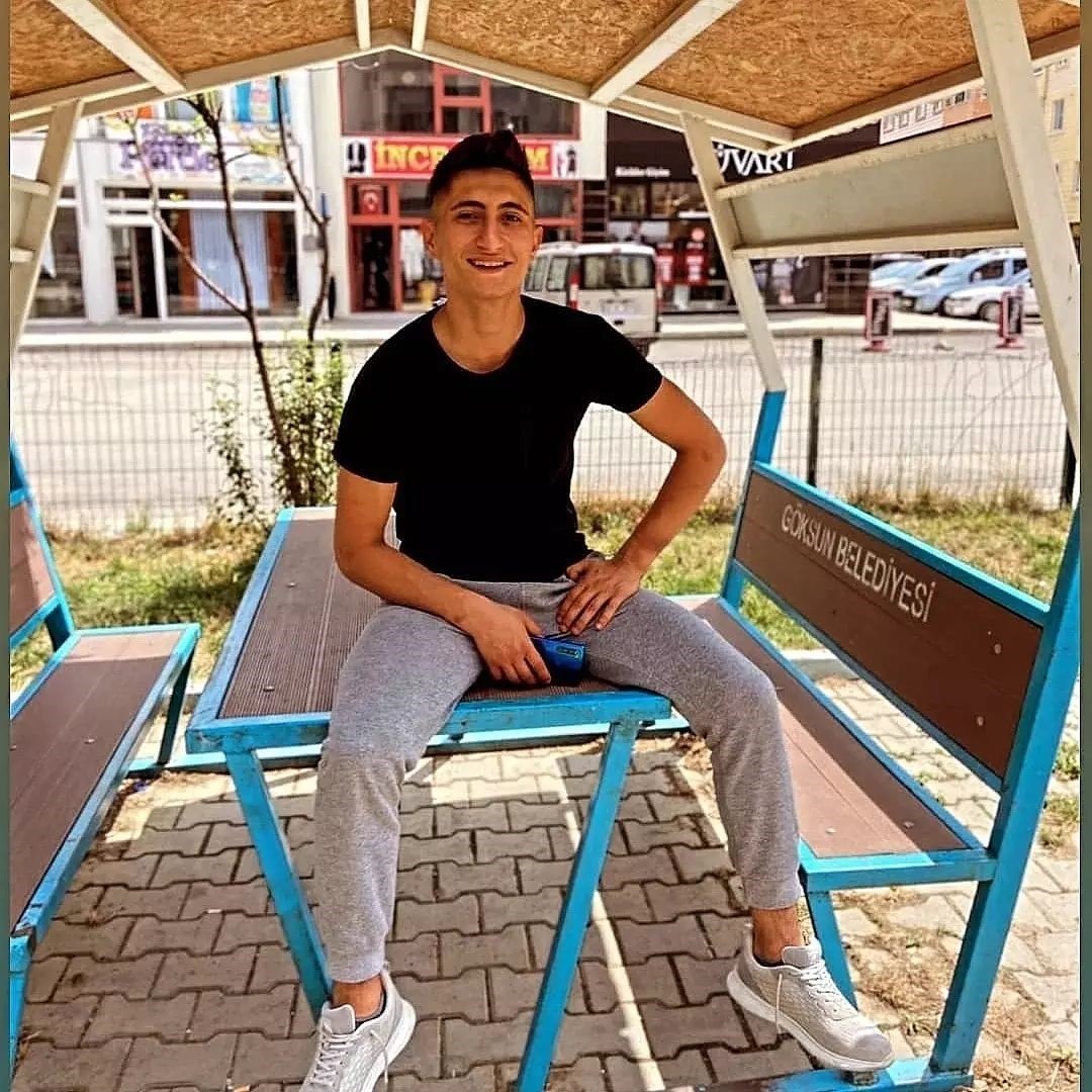 Kağıt gibi ezilen otomobil 3 gence mezar oldu