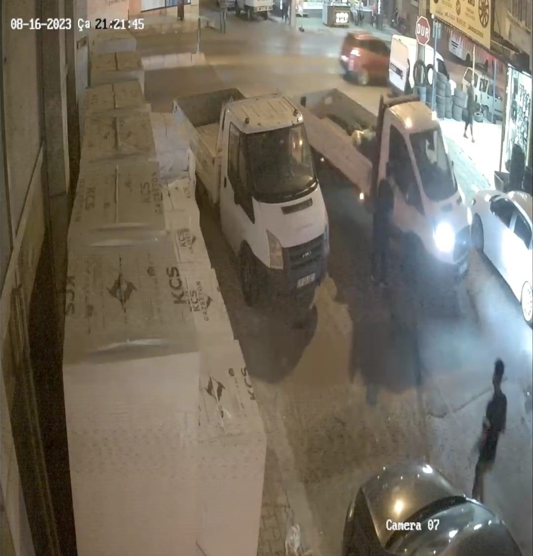 Kamyonetteki kuzenine kurşun yağdırdı, o anlar kameraya yansıdı