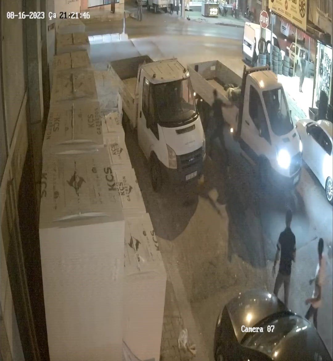 Kamyonetteki kuzenine kurşun yağdırdı, o anlar kameraya yansıdı