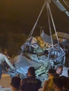 Kağıt gibi ezilen otomobil 3 gence mezar oldu