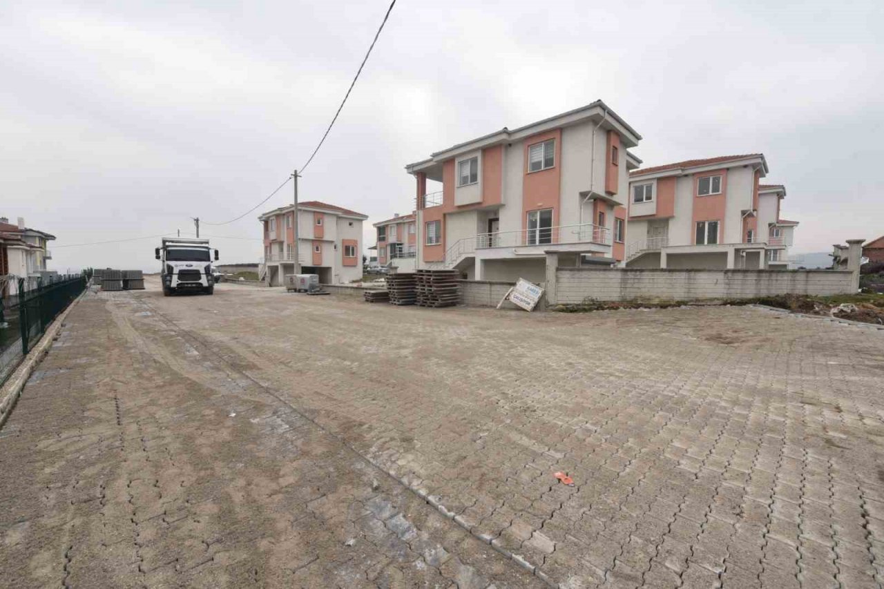 Karesi’de yollar parke taşı örülüyor