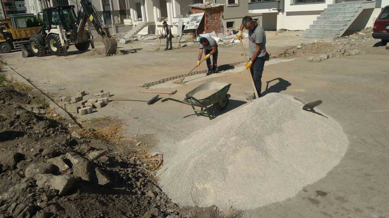 Karesi’de yollar parke taşı örülüyor
