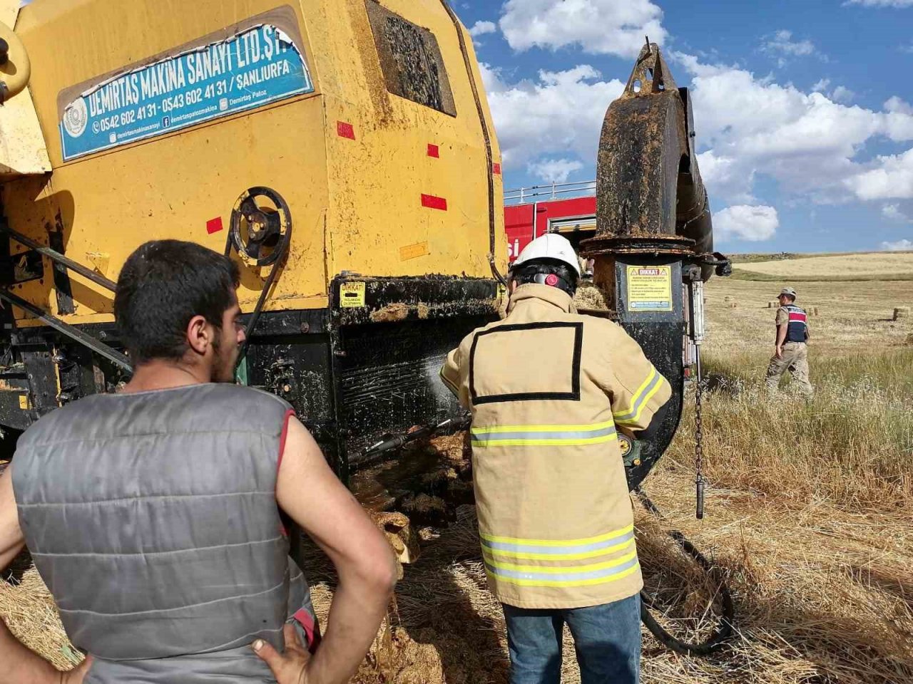 Kars’ta aşırı sıcaktan biçerdöverde yangın çıktı