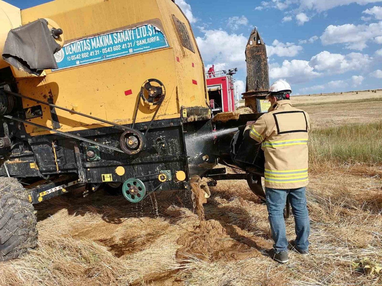 Kars’ta aşırı sıcaktan biçerdöverde yangın çıktı