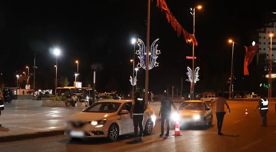 Kayseri’de 400 polis ile huzur uygulaması: 3 bin 420 kişi sorgulandı