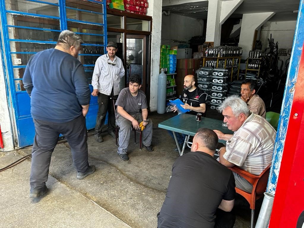 Polis bir yandan tacirlere geçit vermiyor, bir yandan da halkı bilgilendiriyor