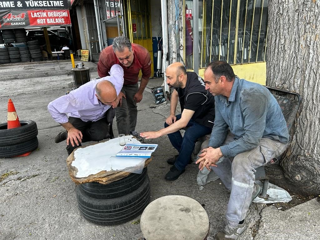 Polis bir yandan tacirlere geçit vermiyor, bir yandan da halkı bilgilendiriyor