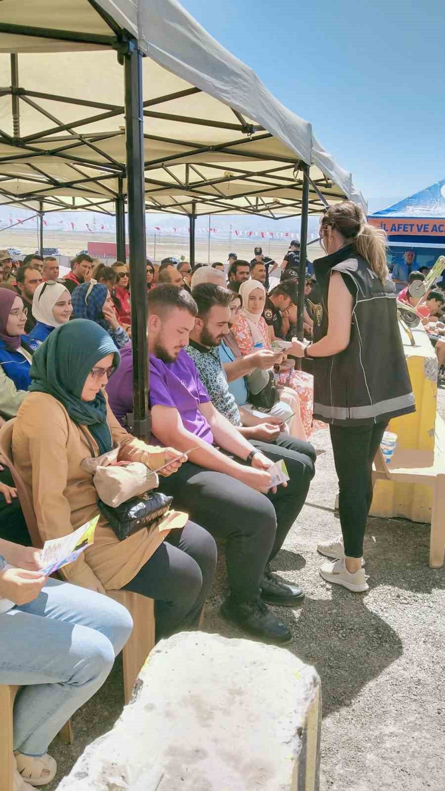 Polis bir yandan tacirlere geçit vermiyor, bir yandan da halkı bilgilendiriyor