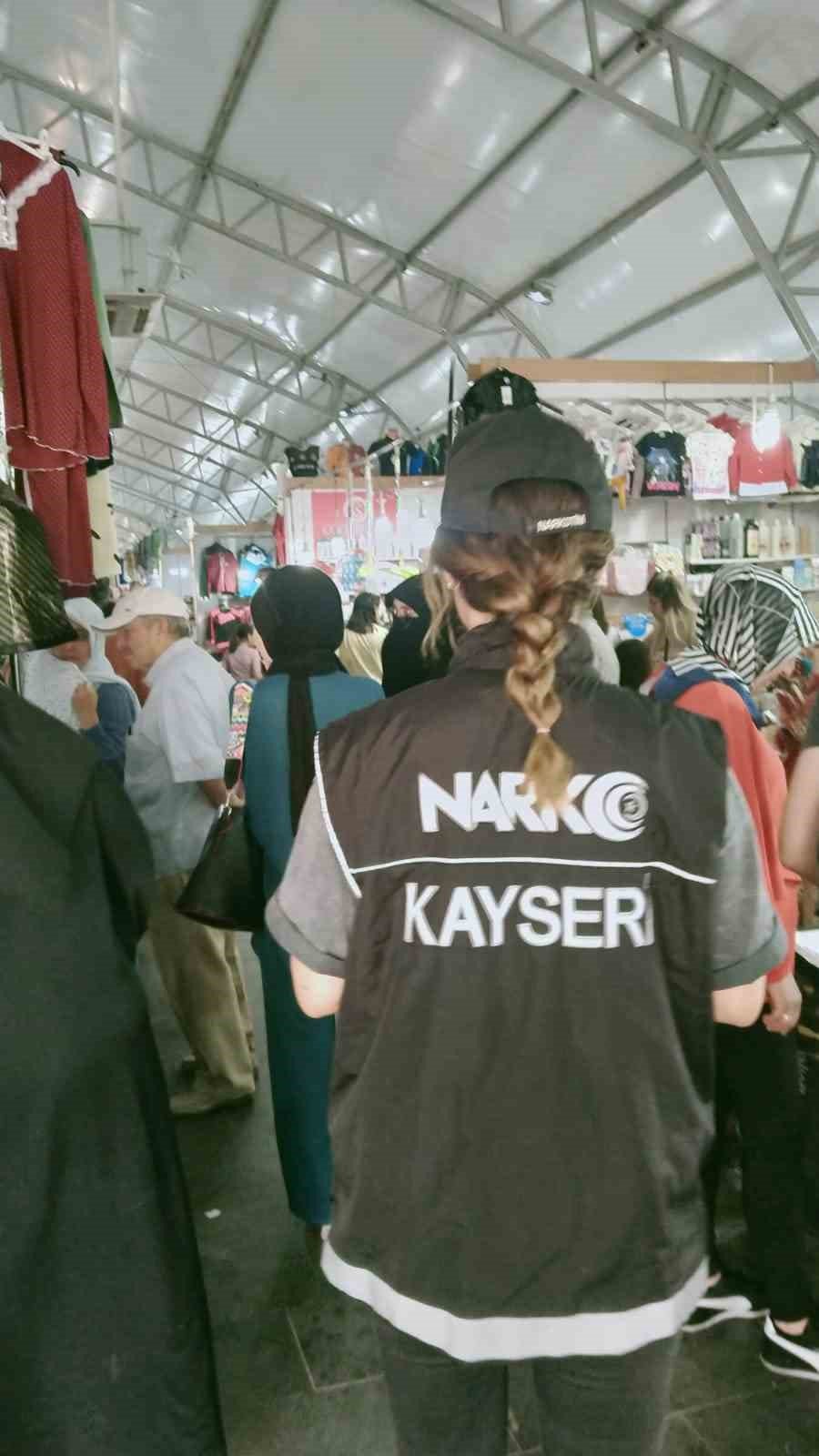 Polis bir yandan tacirlere geçit vermiyor, bir yandan da halkı bilgilendiriyor