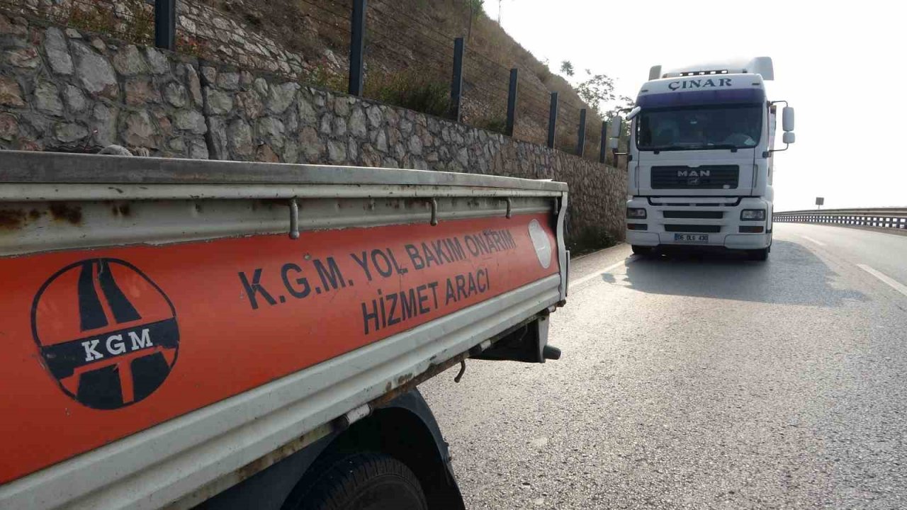 Tıra çarpan otomobilden dumanlar yükseldi: 1 yaralı