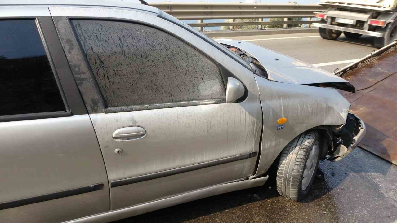 Tıra çarpan otomobilden dumanlar yükseldi: 1 yaralı