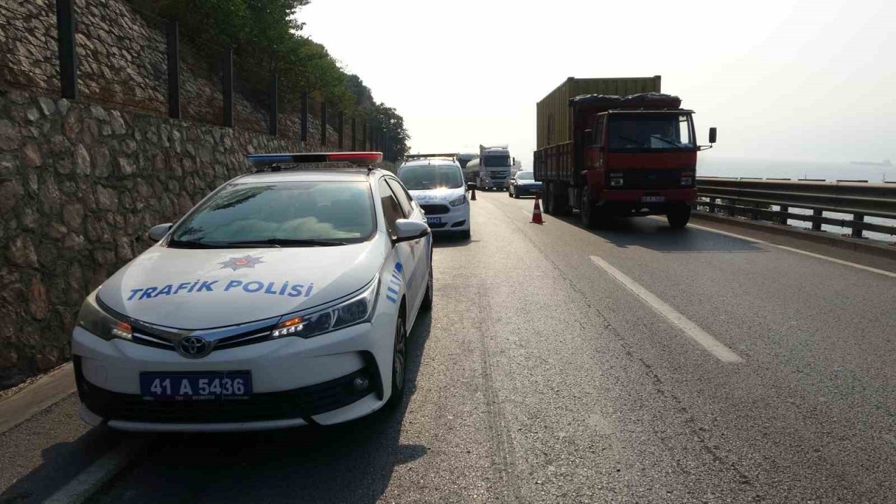 Tıra çarpan otomobilden dumanlar yükseldi: 1 yaralı