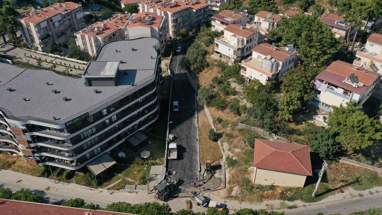 Kuşadası Belediyesi’nden aralıksız yol mesaisi