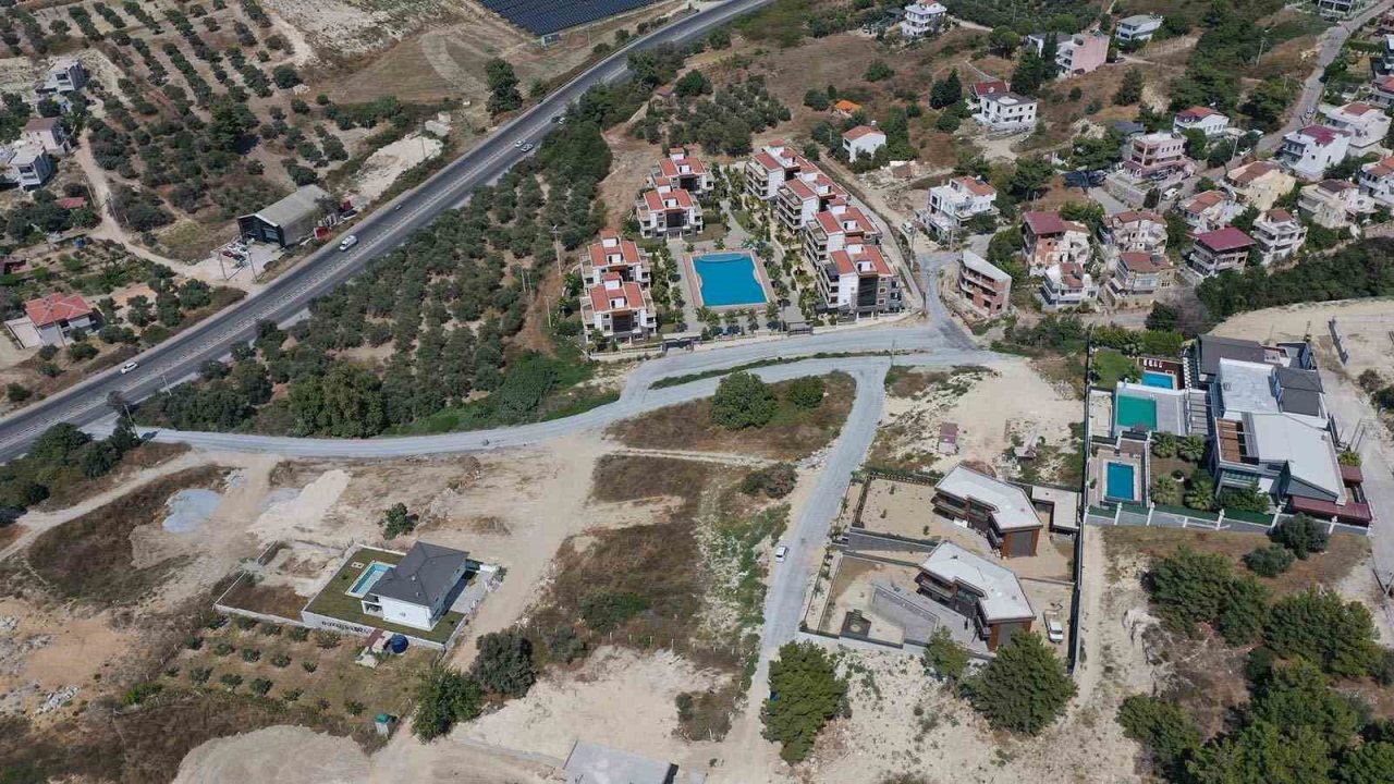 Kuşadası Belediyesi’nden aralıksız yol mesaisi