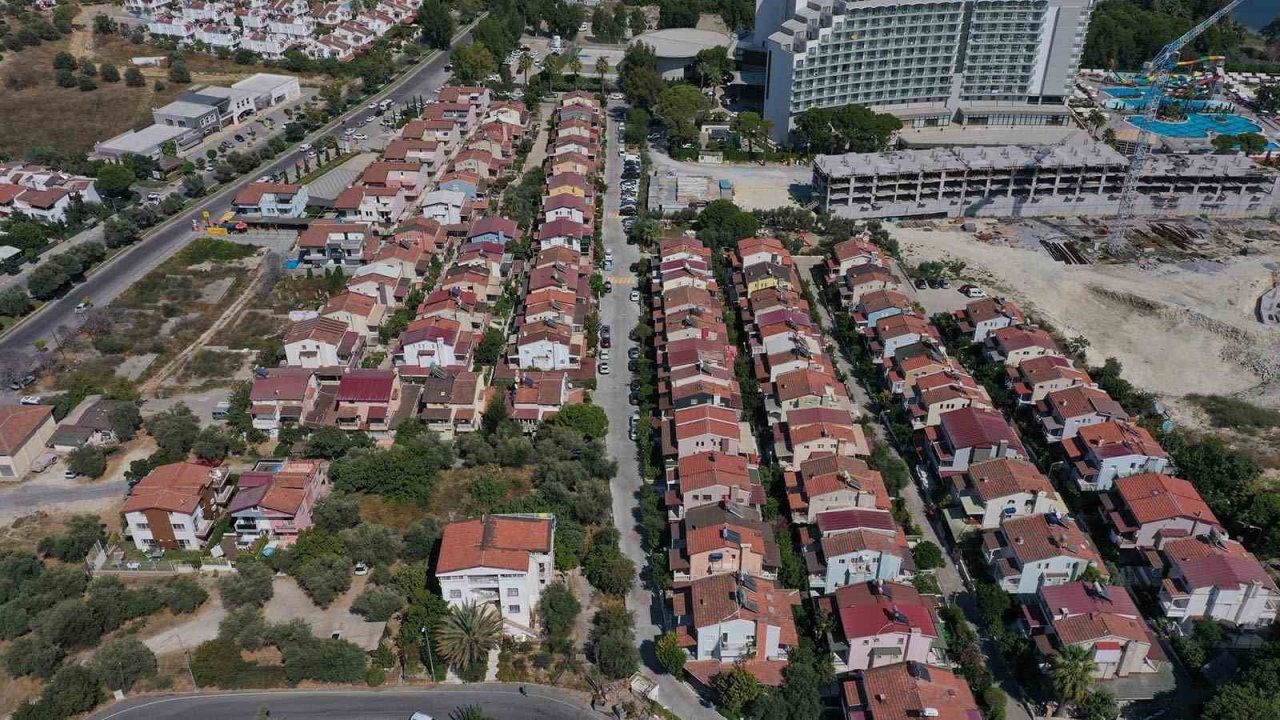 Kuşadası Belediyesi’nden aralıksız yol mesaisi