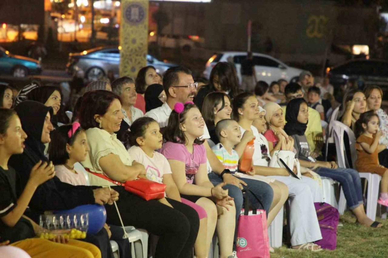 Kütahya’da “Düşlerim Var Gelecekte” adlı tiyatro oyunu büyük ilgi gördü