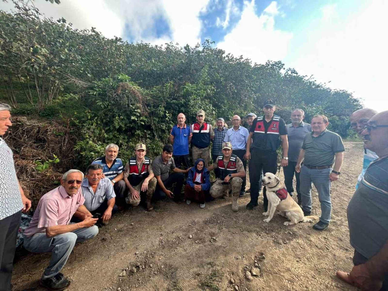 Kayıp yaşlı kadın sağ bulundu: Jandarma kadını sırtında taşıdı