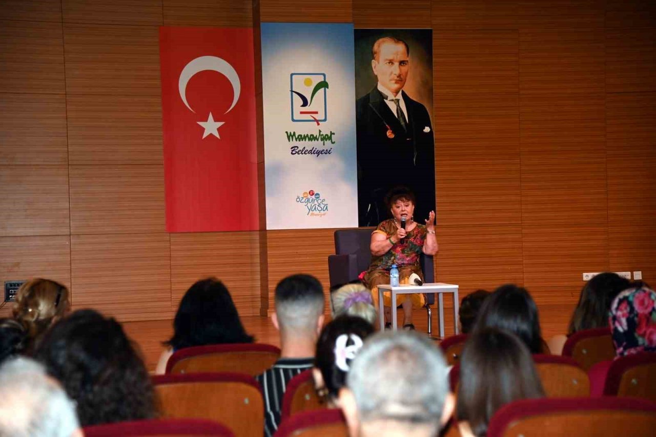 Oyuncu Parla Şenol, genç tiyatrocularla bir araya geldi