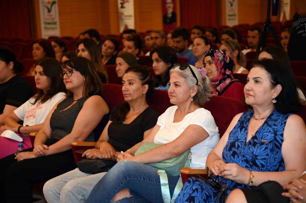 Oyuncu Parla Şenol, genç tiyatrocularla bir araya geldi