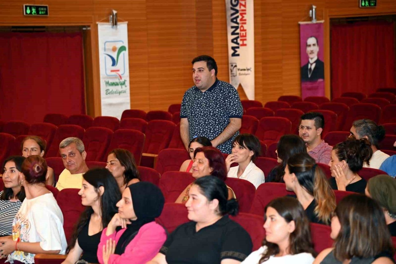 Oyuncu Parla Şenol, genç tiyatrocularla bir araya geldi