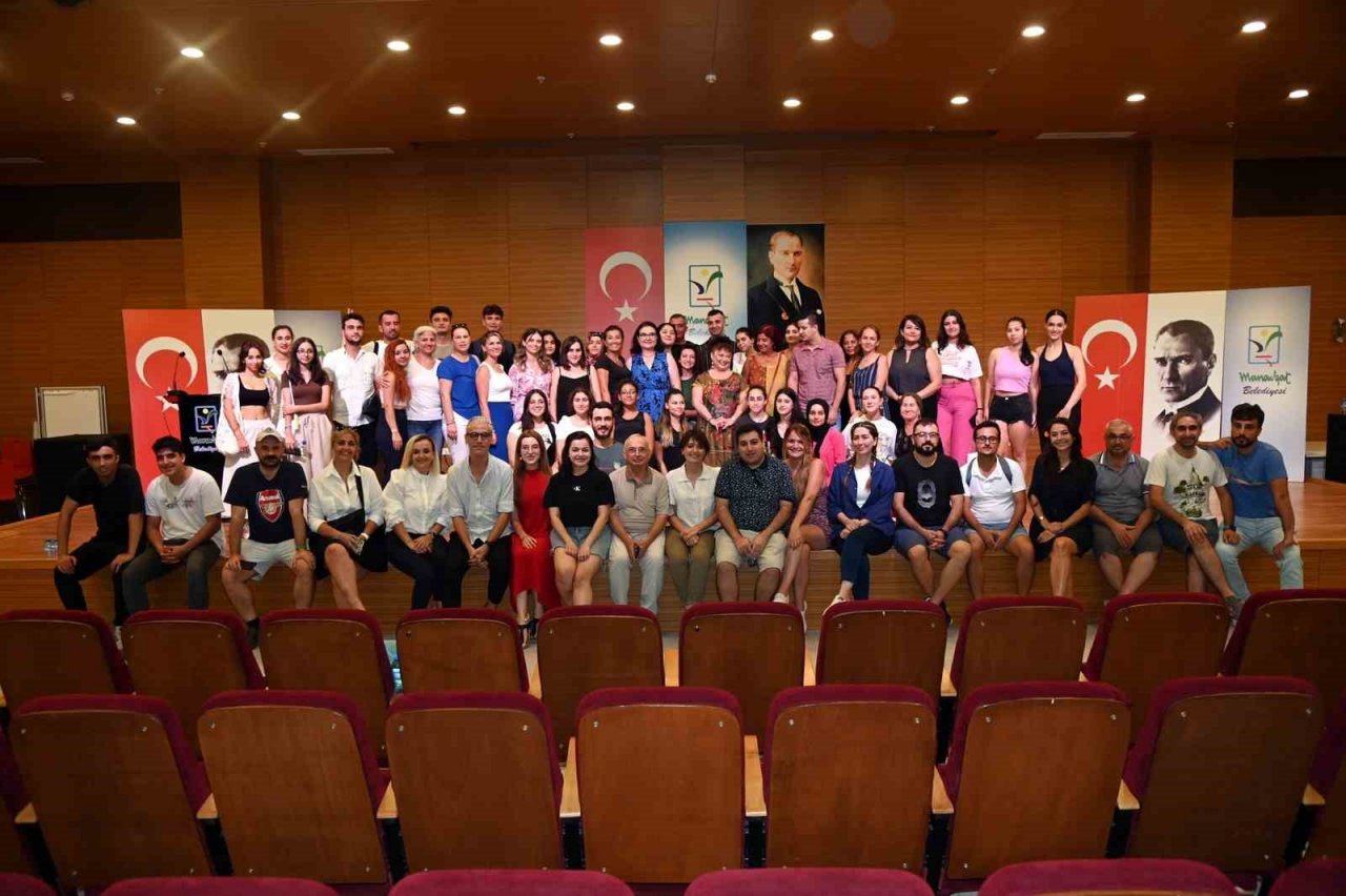 Oyuncu Parla Şenol, genç tiyatrocularla bir araya geldi