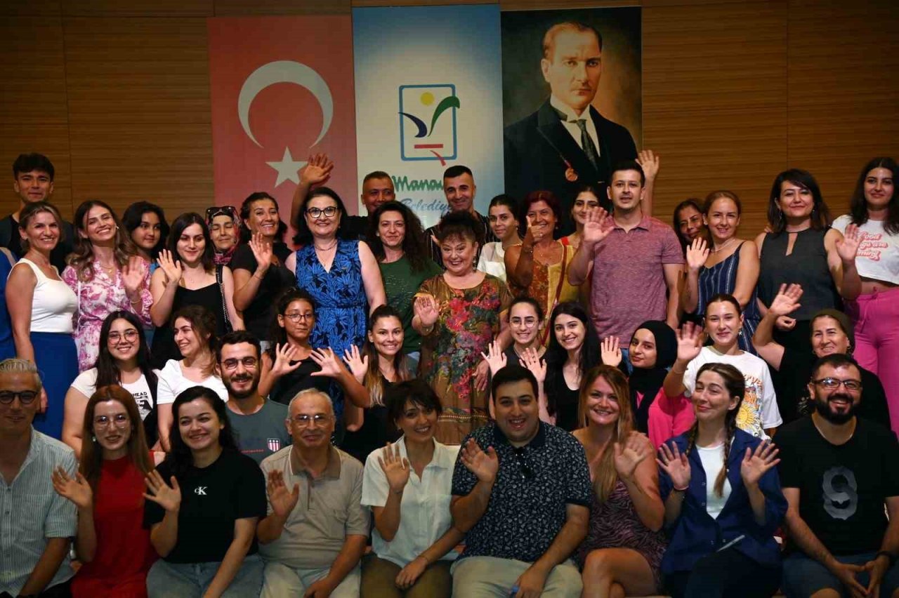 Oyuncu Parla Şenol, genç tiyatrocularla bir araya geldi