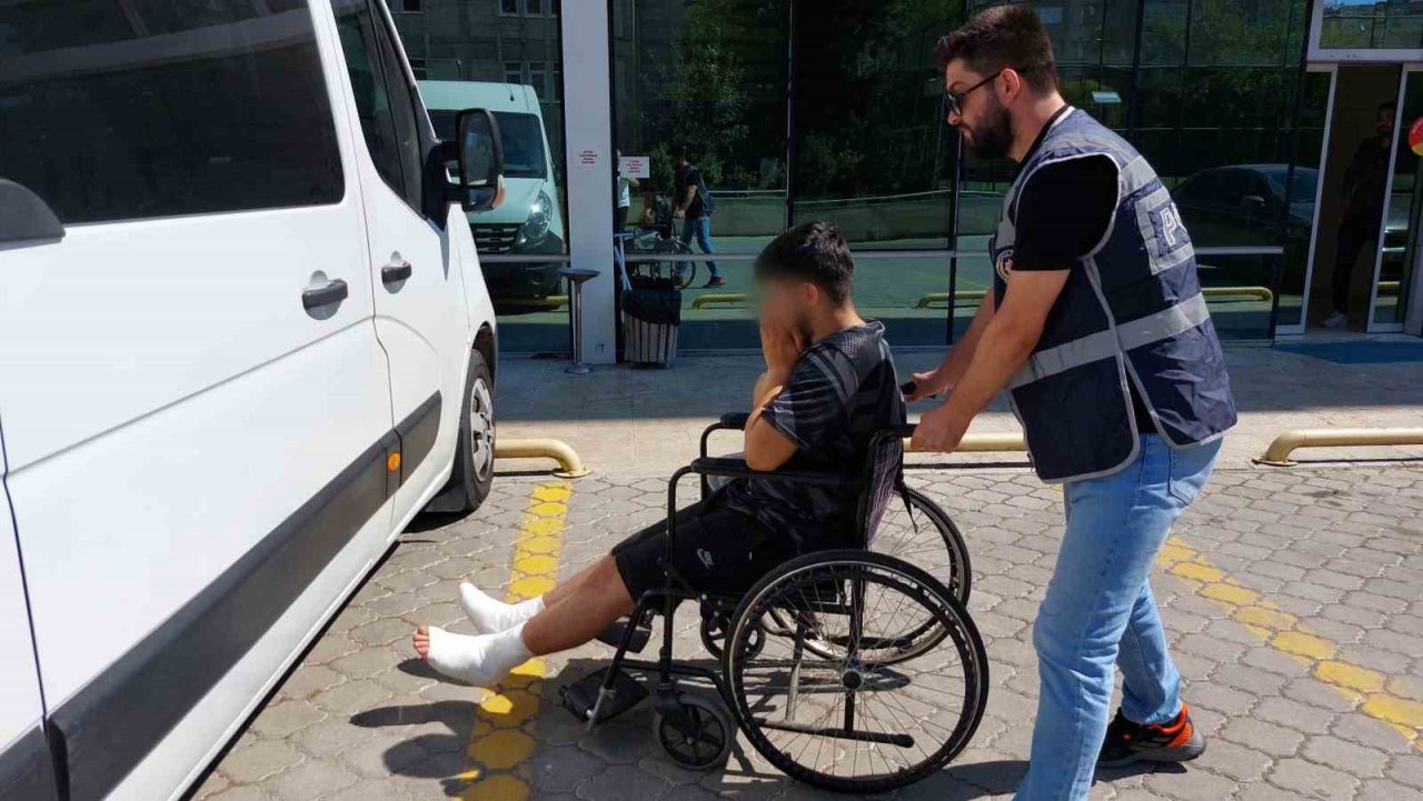 Uyuşturucu şüphelisi polisten kaçarken ayakları kırıldı, tekerlekli sandalye ile cezaevine gönderildi