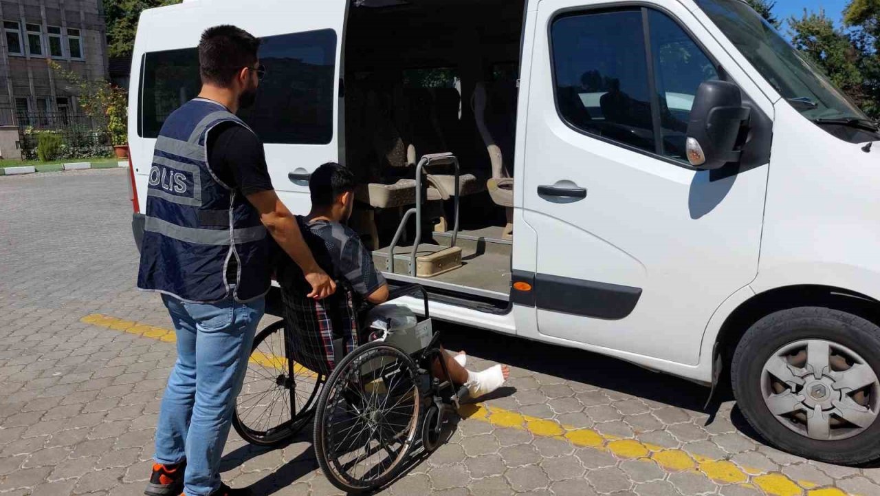 Uyuşturucu şüphelisi polisten kaçarken ayakları kırıldı, tekerlekli sandalye ile cezaevine gönderildi