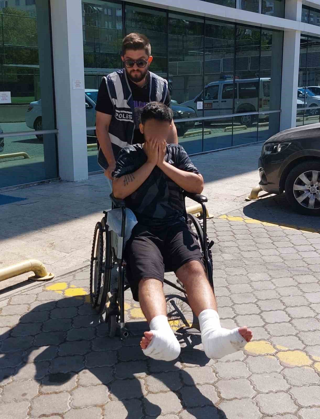 Uyuşturucu şüphelisi polisten kaçarken ayakları kırıldı, tekerlekli sandalye ile cezaevine gönderildi