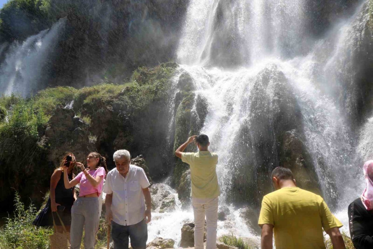 Sıcaktan kaçan Girlevik Şelalesinde serinliyor