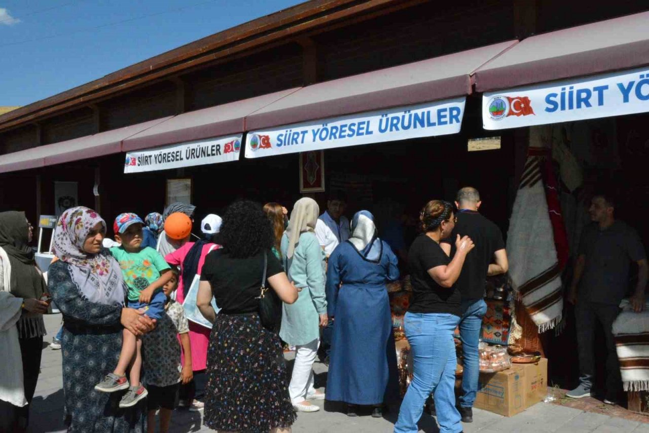 Siirt Belediyesi’nin tanıtım çadırı ve yöresel ürün stantları Ahlat’ta ilgi gördü
