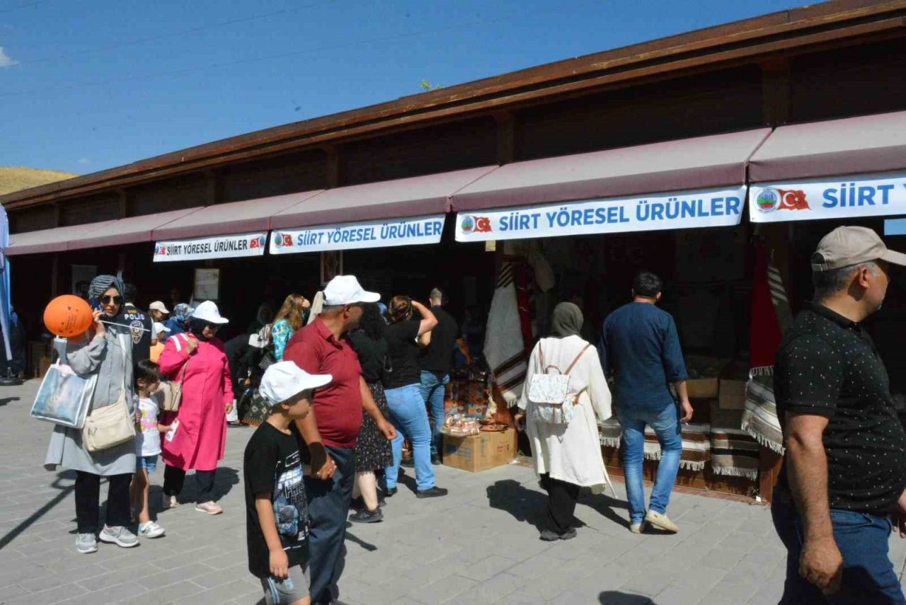 Siirt Belediyesi’nin tanıtım çadırı ve yöresel ürün stantları Ahlat’ta ilgi gördü