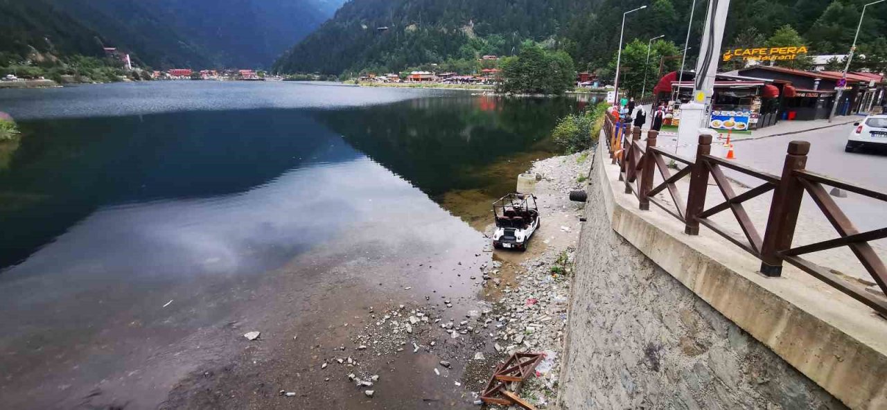 Golf aracıyla gezinti yapan Arap çift Uzungöl’e düştü: 2 yaralı