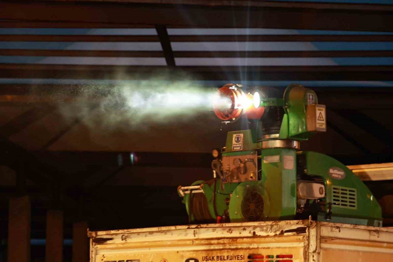 Uşak Belediyesinin ilaçlama çalışmaları hız kesmeden devam ediyor