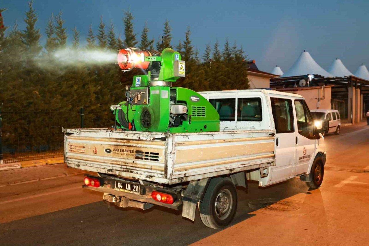 Uşak Belediyesinin ilaçlama çalışmaları hız kesmeden devam ediyor