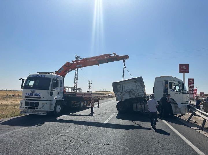 3’ü çocuk 6 kişinin bulunduğu araca tır çarptı