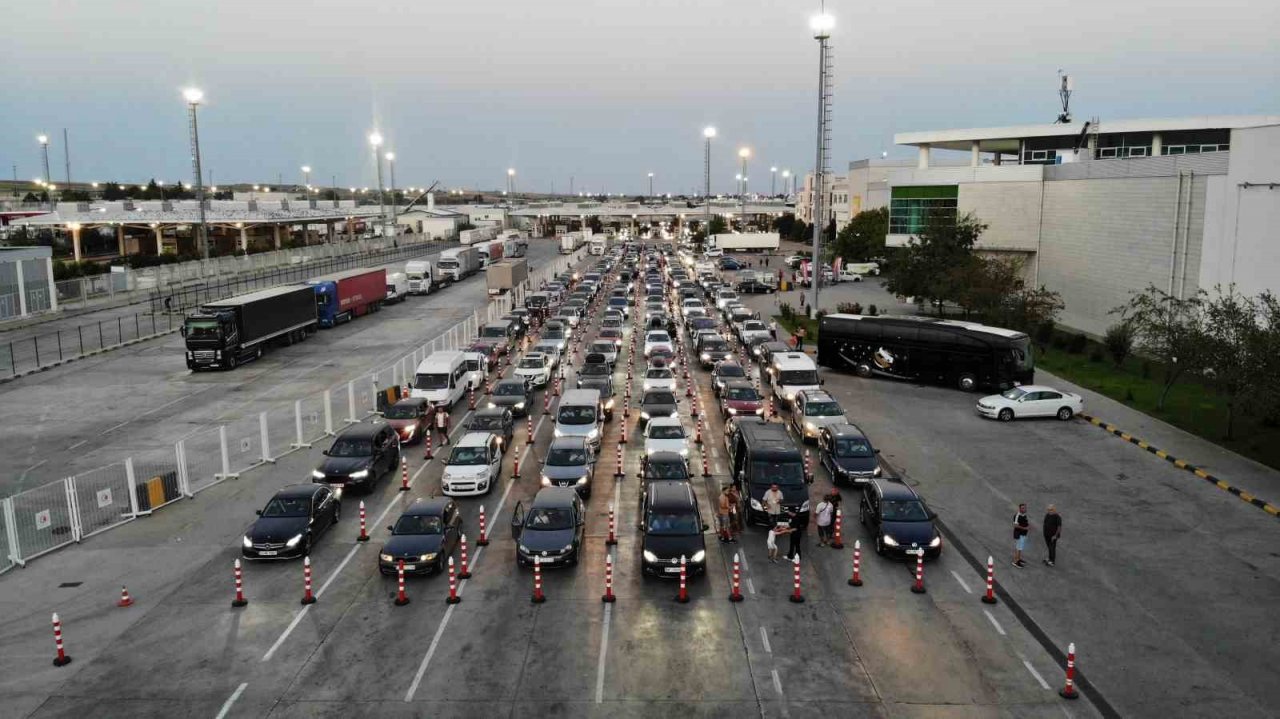 Akın akın dönüyorlar: Gurbetçiler kilometrelerce kuyruk oluşturdu