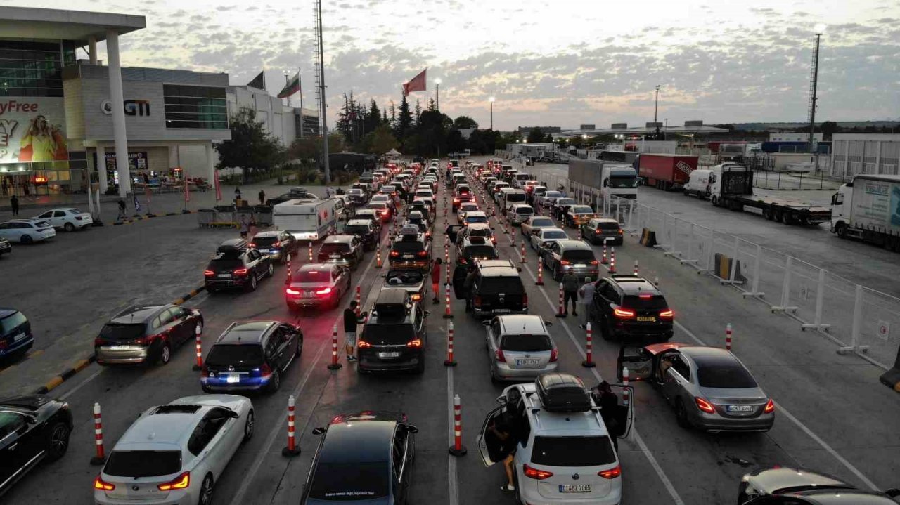 Akın akın dönüyorlar: Gurbetçiler kilometrelerce kuyruk oluşturdu