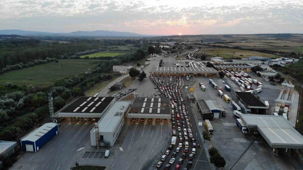 Akın akın dönüyorlar: Gurbetçiler kilometrelerce kuyruk oluşturdu