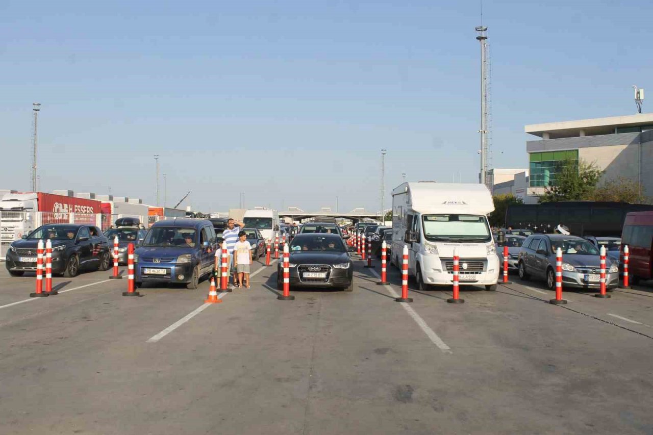 Akın akın dönüyorlar: Gurbetçiler kilometrelerce kuyruk oluşturdu