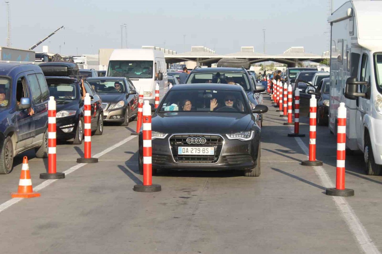 Akın akın dönüyorlar: Gurbetçiler kilometrelerce kuyruk oluşturdu