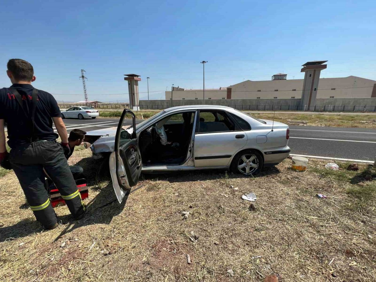 Aksaray’da otomobil refüje çıktı: 2 yaralı