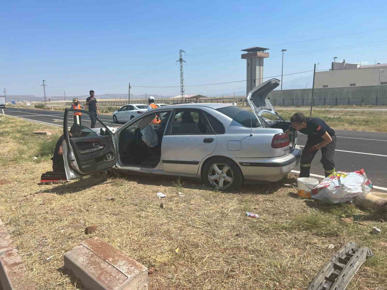 Aksaray’da otomobil refüje çıktı: 2 yaralı