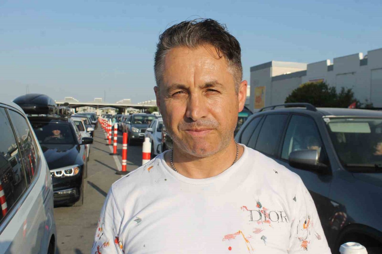 Akın akın dönüyorlar: Gurbetçiler kilometrelerce kuyruk oluşturdu