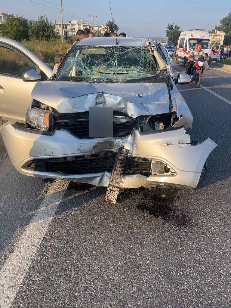 Antalya’da otomobil traktöre çarptı: 2 yaralı